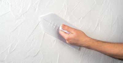 Comment cirer un mur enduit ?