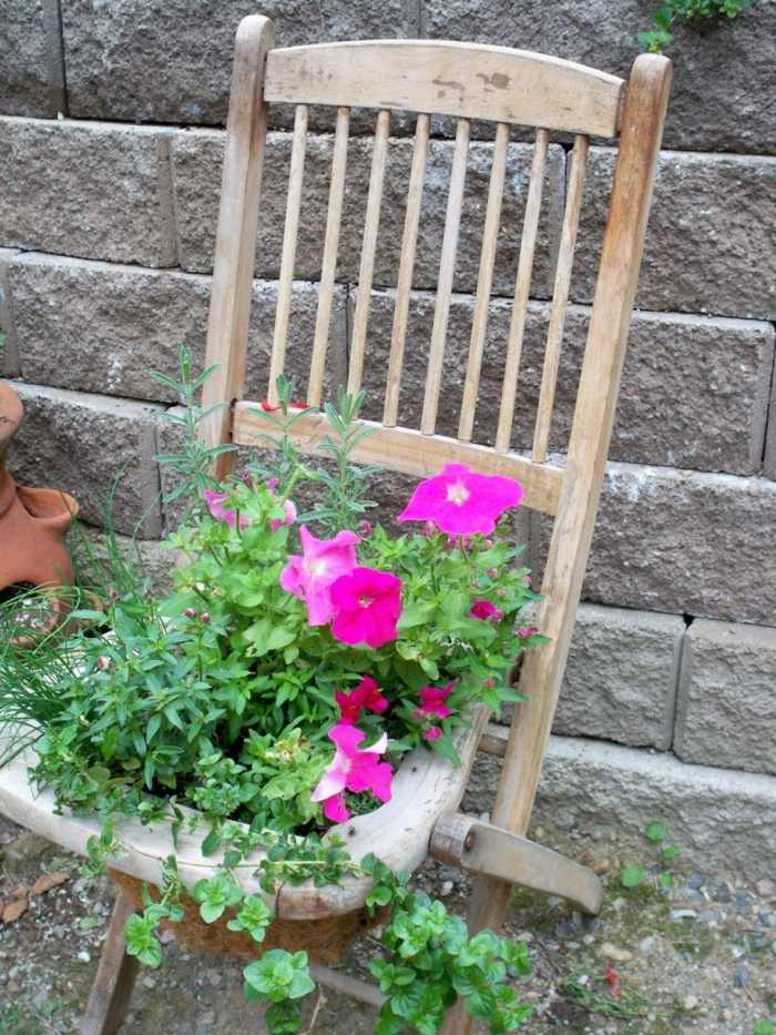 pots-fleurs-objets-récupération-pétunias-chaise-pliante-bois