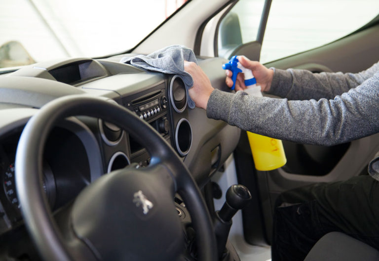 Nettoyage voiture avec vinaigre blanc carosserie, jantes & interieur