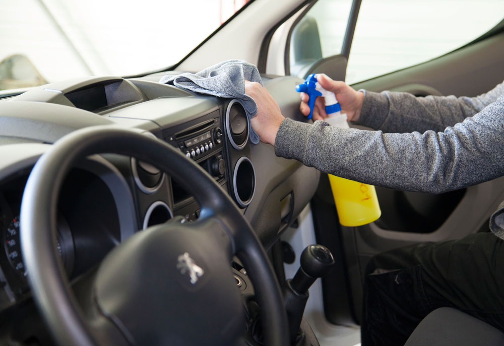 S'équiper pour faire un nettoyage intérieur de voiture