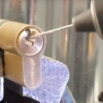 Comment faire sortir une clé cassée dans la serrure  ?