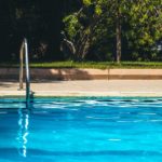 Les outils indispensables pour nettoyer et entretenir la piscine
