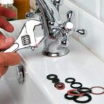 Comment changer un vieux robinet de lavabo ?