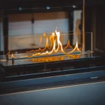 Cheminée au bioéthanol : avantages, performance et aménagement